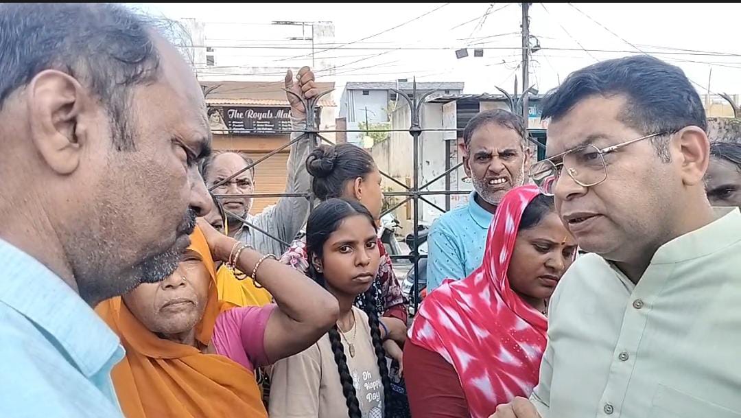 ट्रांजिष्ट कैम्प मे सस्ता गल्ला दुकान का विधायक शिव अरोरा ने किया निरक्षण, लोगो की लम्बी लाइने देख हुऐ नाराज, विधायक बोले ट्रांजिष्ट कैम्प मे बढ़ेगी सस्ता गल्ला की दुकाने, जल्द करेंगे जिला अधिकारी से मुलाक़ात