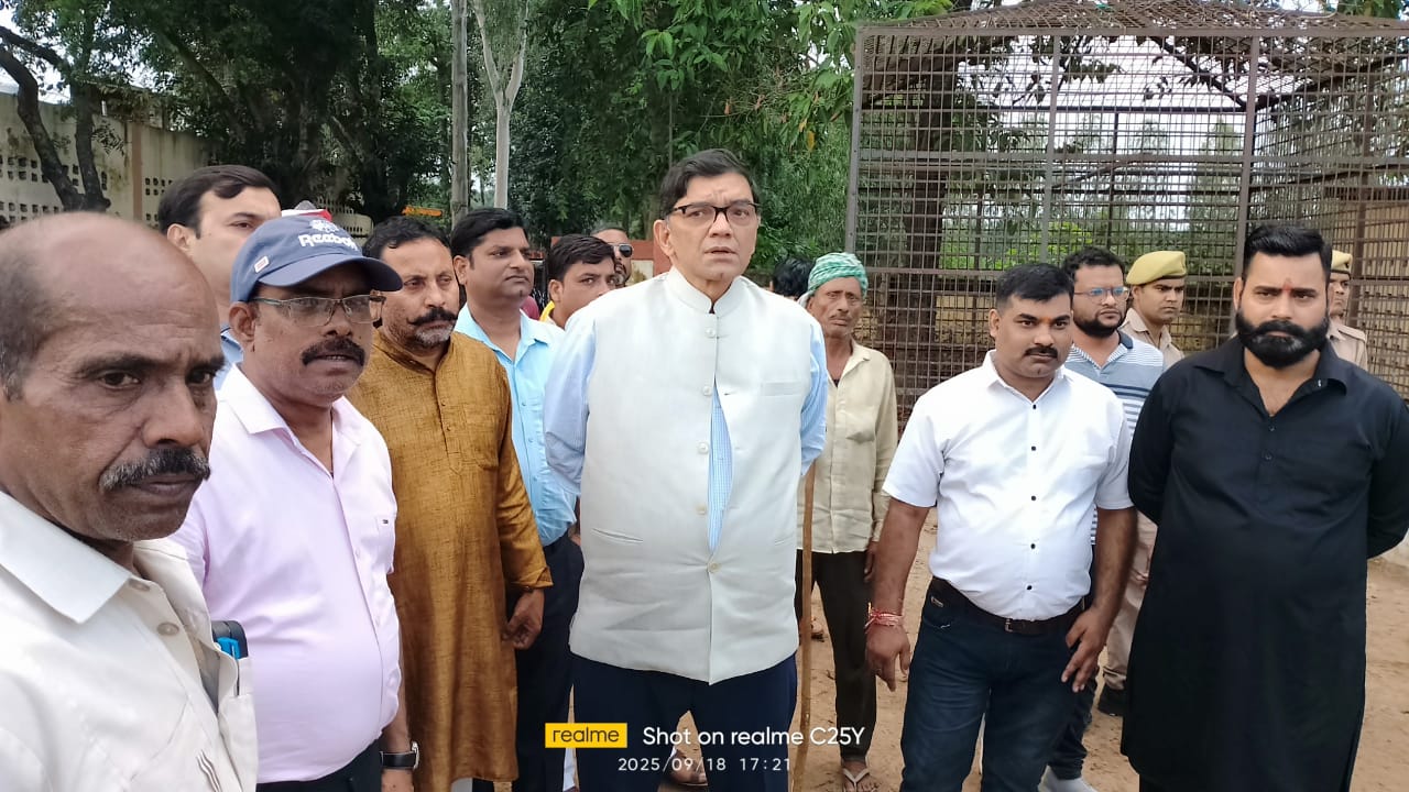 जिलाधिकारी ने देवीपुरा गौशाला का किया औचक निरीक्षण।  ब्यूरो रिपोर्ट दिनेश कुमार पीलीभीत