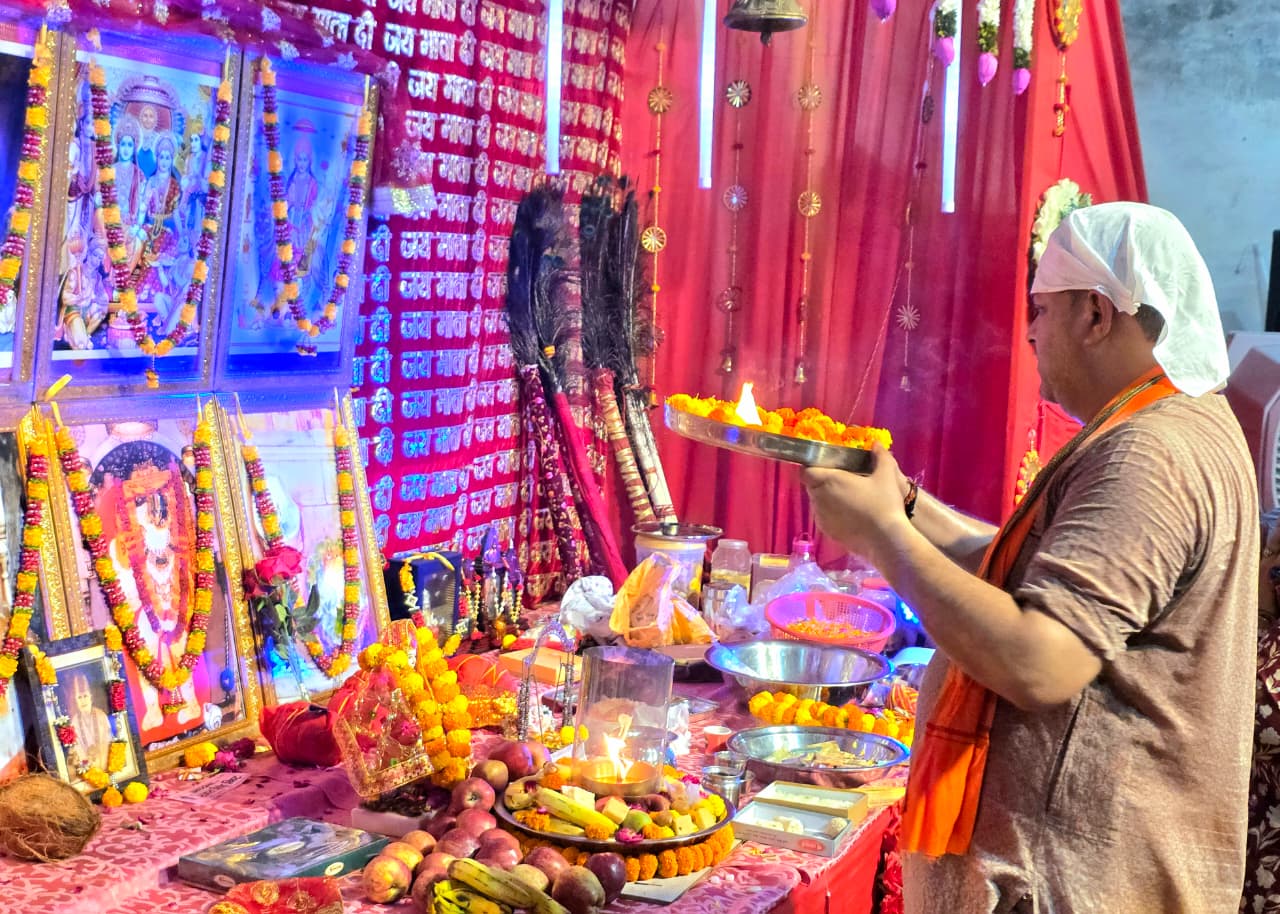 नीलकंठ धाम में नवरात्र महोत्सव का भव्य आगाज़ – पहले दिन महापौर विकास शर्मा के परिवार ने आयोजित की माता की दिव्य चौकी, भजनों में झूमे श्रद्धालु