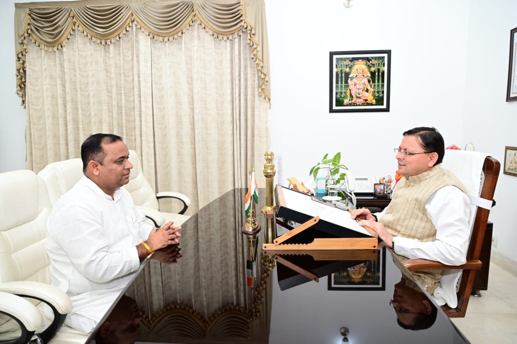 भाजपा सह प्रभारी भारत भूषण चुघ ने सीएम धामी से की शिष्टाचार भेंट, सड़कों के गड्ढामुक्ती व जलभराव की समस्याओं पर की चर्चा