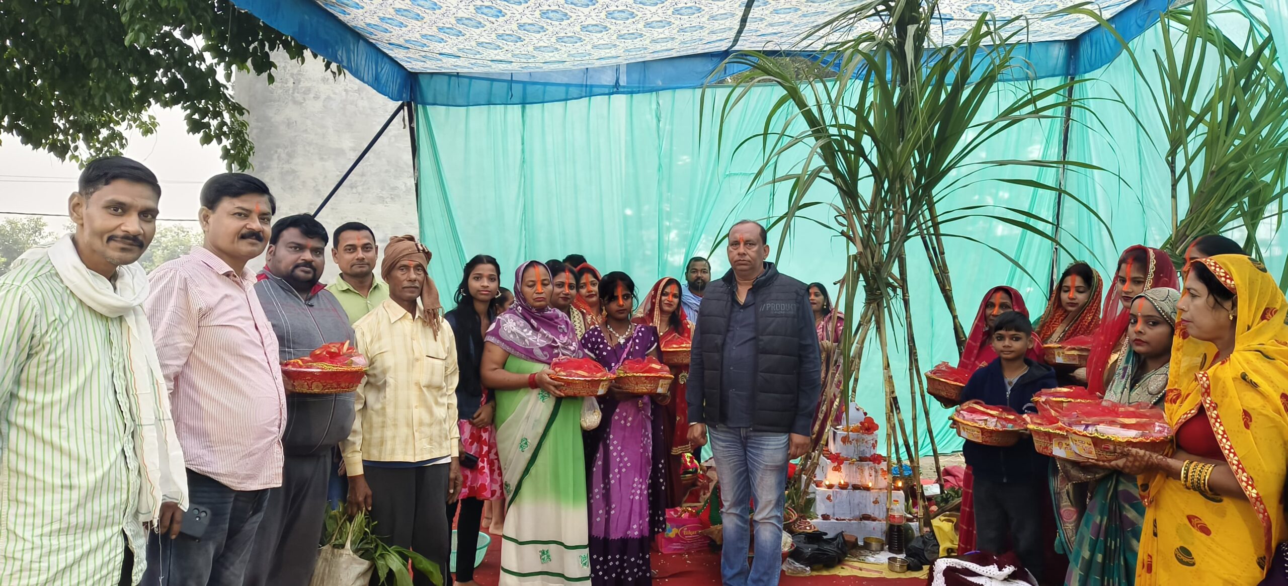 नगर पालिका अध्यक्ष शैलेन्द्र गुप्ता ने छठ पूजा के अवसर पर भक्तों को भेंट किए उपहार।