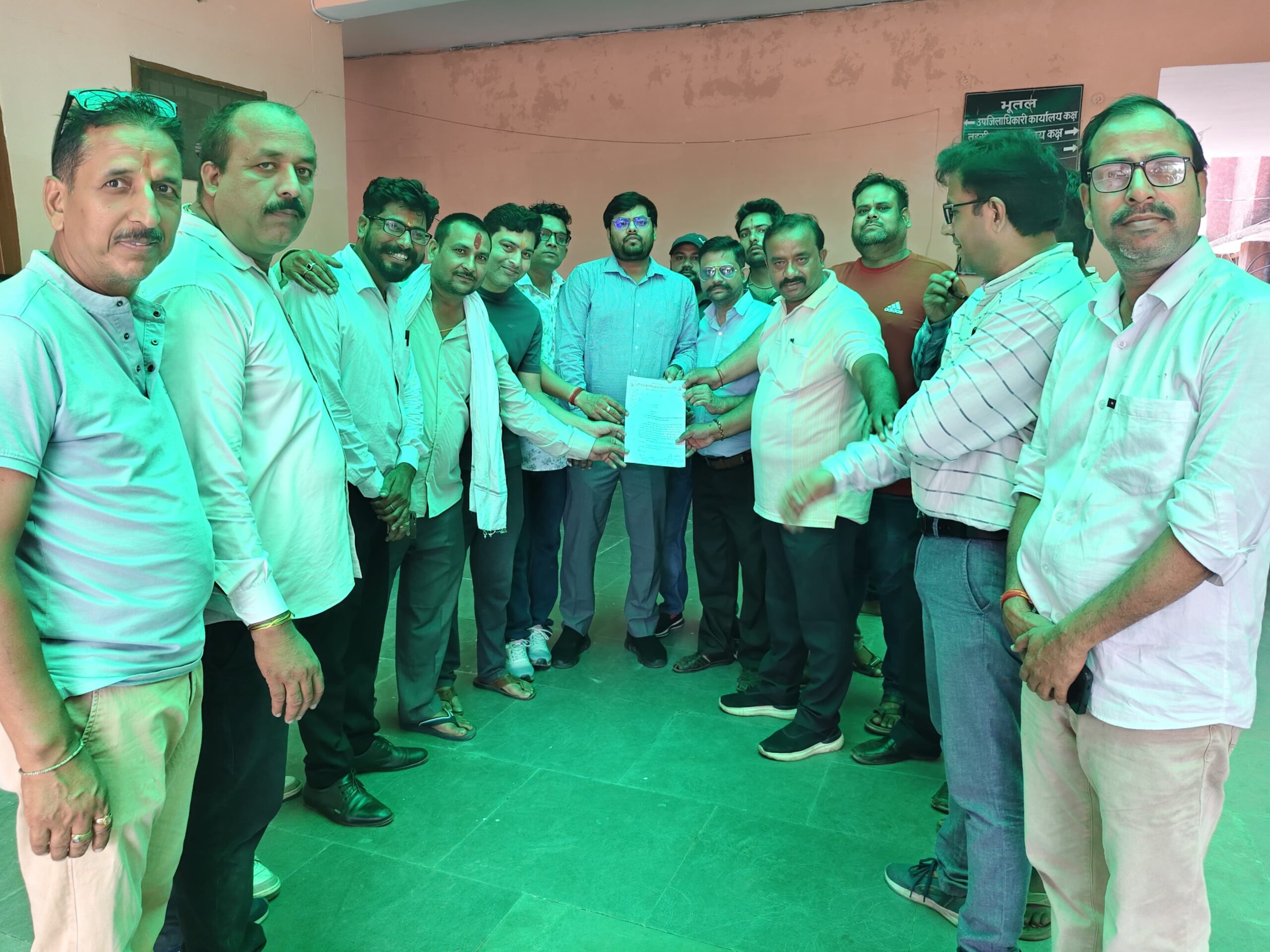 भरत तिवारी प्रकरण की सीबीआई जांच की मांग को लेकर राष्ट्रपति के नाम ज्ञापन उप जिलाधिकारी कों सौपा 